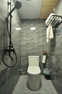 香格里拉虎跳峡卓玛客栈的一间带卫生间和淋浴的浴室