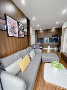 Thôn Văn DươngAmy Apartment in Nera Garden Hue的一间带大沙发的客厅和一间厨房