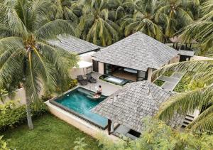 盼武里Sheraton Hua Hin Pranburi Villas的享有带游泳池的房屋的空中景致