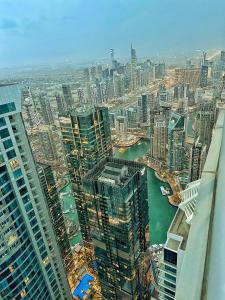 迪拜Life Above Clouds的享有河流和建筑的城市空中景致