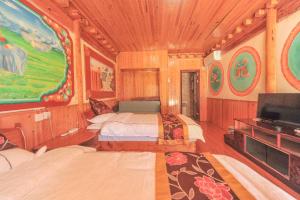香格里拉虎跳峡卓玛客栈的一间带两张床的卧室和一台电视