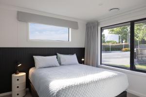 北哈夫洛克The Corner on Te Mata的卧室配有白色的床和窗户。
