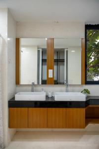 莎阿南Bunga Raya Villa By Malvacae Homestays Shah Alam的一间带两个盥洗盆和大镜子的浴室