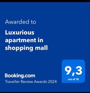 墨西哥城Entire Luxurious Apartment in Shopping Mall的购物商场内被授予豪华任命的手机的屏幕