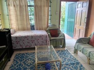 苏瓦Elizabeth Accomodation-Your Home Away from Home的客房设有床、沙发和桌子。