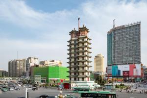 郑州素朴酒店(郑州CBD国际会展中心店)的一座高大的建筑,在城市里有一个钟楼