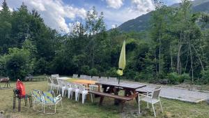 佩尔武Edelweiss de Vallouise-Pelvoux, 52m2的野餐桌,带椅子和雨伞