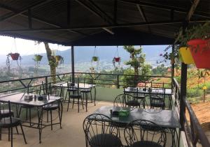 加德满都Kankali Viewpoint Resort Pvt Ltd的阳台上的一组桌椅,可欣赏到风景
