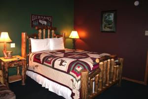 埃斯蒂斯帕克Timber Creek Chalets- 4 chalet的一间卧室配有一张木架大床