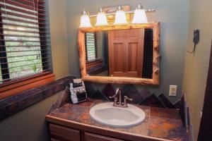 埃斯蒂斯帕克Timber Creek Chalets- 2A chalet的一间带水槽和镜子的浴室