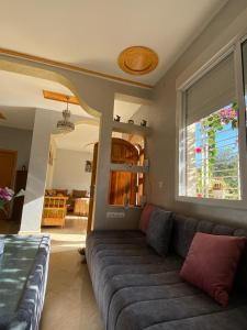 萨伊迪耶Spacious and Cozy Villa for Peace of Mind, Saidia的带沙发和窗户的客厅