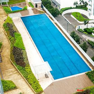 马尼拉Happy Hideout @ Grass Residences的大型游泳池的顶部景色