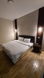 杜拉特阿拉尔درة العروس شاليه شاطئ البرادايس的卧室配有一张带两个枕头的大白色床