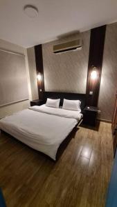 杜拉特阿拉尔درة العروس شاليه شاطئ البرادايس的一间卧室配有一张带白色床单的大床