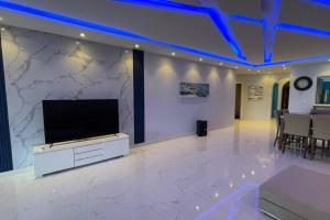 杜拉特阿拉尔درة العروس شاليه شاطئ البرادايس的客厅设有壁挂式平面电视。