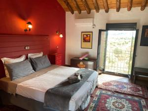 隆达La Guzmana de Ronda的一间卧室,卧室里配有一张床,猫坐在床上