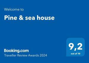 尼基季Pine & sea house的带有松树和海 ⁇ 字的蓝色标志,带有旅行评语奖励