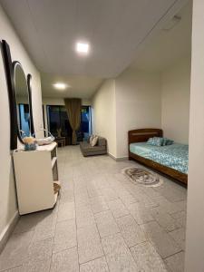 Al KaslīkChalet en urbanisazion de Solemar, piscinas, tennis, futbol, Balon cesto的卧室配有1张床,铺有瓷砖地板。