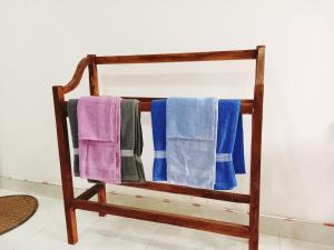 希克杜沃New Summer Vacation的木制毛巾架和四条毛巾