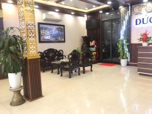 顺化Đức Lộc 2 Hotel的大堂设有桌椅