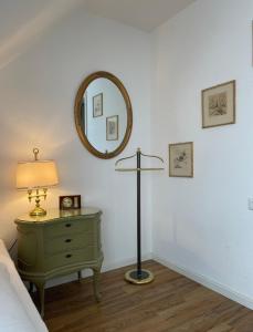 斯图加特贝格酒店的一间卧室配有带灯和镜子的绿色梳妆台