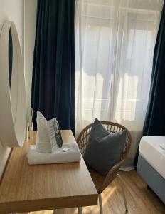斯图加特贝格酒店的配有桌椅和床的房间