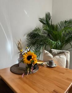 斯图加特贝格酒店的一张桌子上放着向日葵花瓶