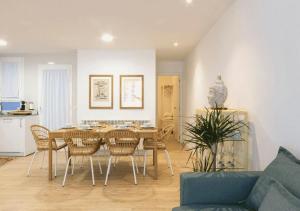 洛格罗尼奥Apartamento en Colón - Logroño的客厅配有餐桌和椅子