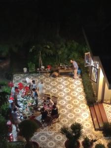 昆岛Garden House Côn Đảo的一群人坐在院子里的桌子旁