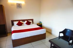 班加罗尔Vistar Resort & Hotels的一间卧室配有红色和白色枕头的床