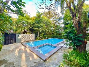 长滩岛The Henry Resort Boracay的树荫庭院中的游泳池