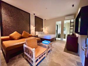 长滩岛The Henry Resort Boracay的酒店客房,配有床和沙发