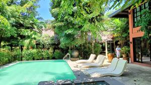 长滩岛The Henry Resort Boracay的一个带躺椅的游泳池和一个游泳池