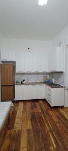 甘贾Ganja house的一间空厨房,配有白色的橱柜和木地板