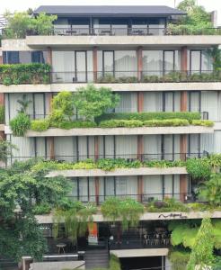 雅加达Nagomi Suites & Hotel的公寓大楼外墙种植了植物