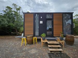 WillungaAlma's Tiny House的一个小房子,配有野餐桌和凳子