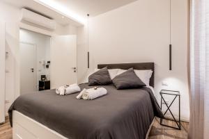 罗马LoungeFloor Metro A Netflix & Wi-Fi的一间卧室配有一张大床和两条毛巾