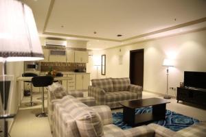 吉达فندق ميلانا Milana Hotel的一间带两张沙发的客厅和一间厨房