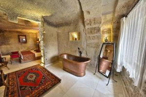 格雷梅迪万岩洞酒店的一间大浴室,内配铜质浴缸