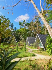 Ample Forest Khao Sok Farmstay的享有花园的景致。