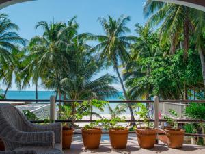 长滩岛Lukay Las Brisas的从棕榈树度假村的阳台可以欣赏到风景