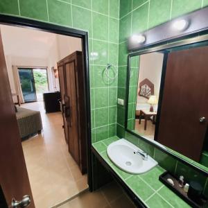 苏梅岛La Casa Bianca Samui的一间带水槽和镜子的浴室