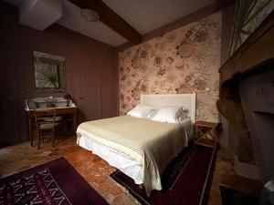 第戎Authentic Flat in Dijon的一间卧室配有一张床、一张桌子和一个壁炉