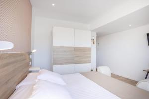 绍萨尔Casa Senderos del Norte的卧室配有白色的床和玻璃墙