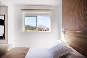 绍萨尔Casa Senderos del Norte的白色的卧室设有床和窗户