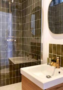 马赛Minimalistic style of Baille by Weekome的一间带水槽和淋浴的浴室