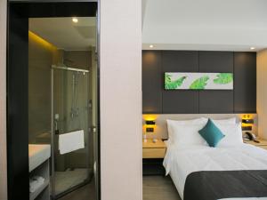 咸阳尚客优品咸阳人民路中心广场酒店的一间卧室配有一张床,浴室设有淋浴。