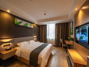 宜昌尚客优品宜昌三峡机场酒店的配有一张床和一台平面电视的酒店客房