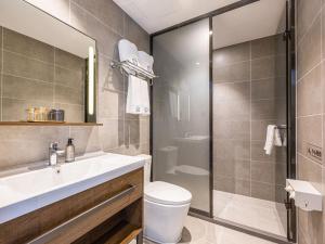 廊坊廊坊固安大兴机场野生动物园兰欧尚品酒店的浴室配有卫生间、盥洗盆和淋浴。