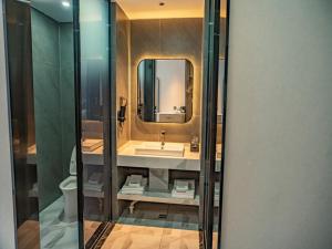 喀什尚客优品喀什古城万达酒店的一间带水槽和镜子的浴室